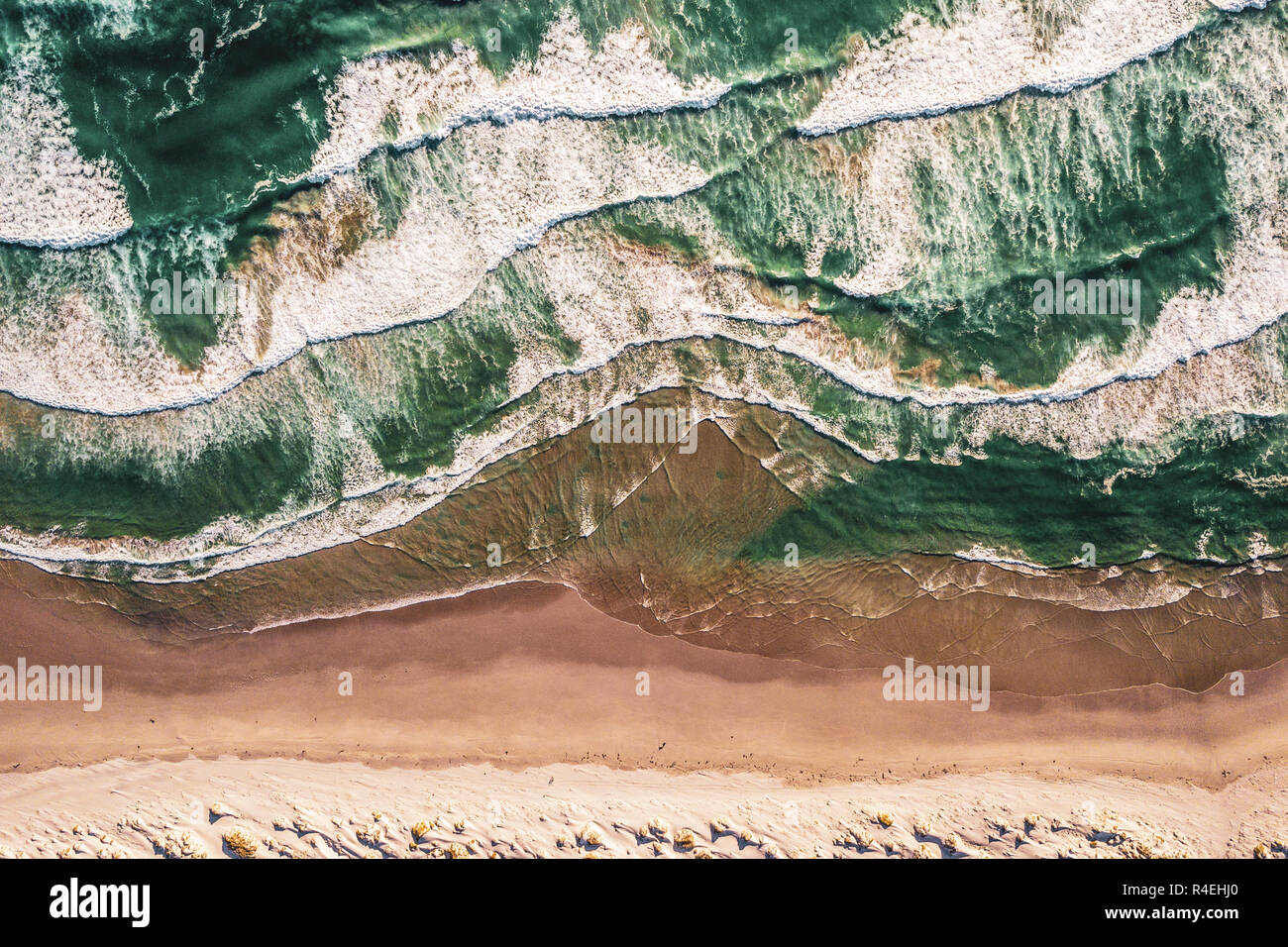 Le onde del mare in spiaggia visto dall'alto Foto Stock