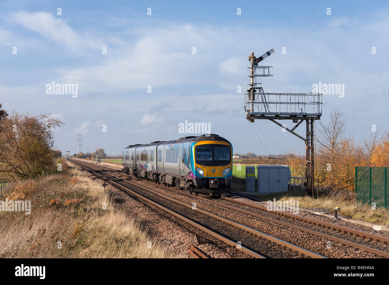 Primo Transpennine Express classe 185 treno diesel passando un semaforo il segnale ferroviario a Crabley Creek (ad ovest di scafo) Foto Stock