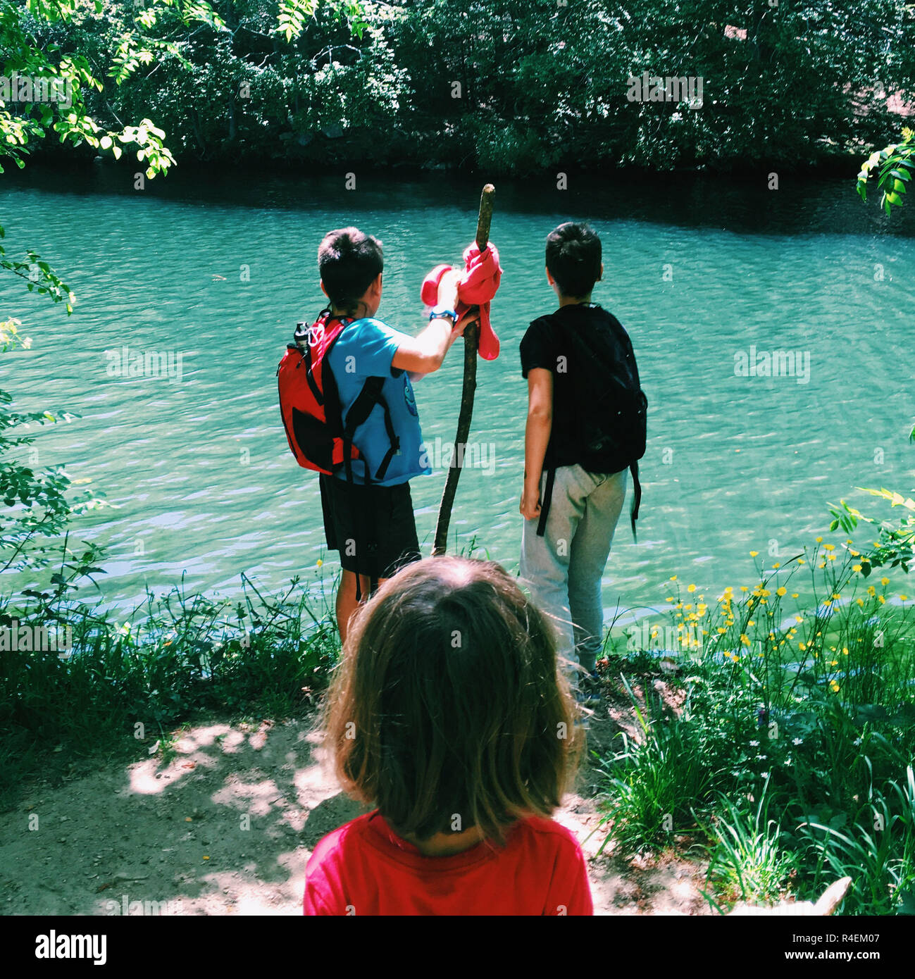 Tre bambini escursioni da un fiume in estate, Spagna Foto Stock