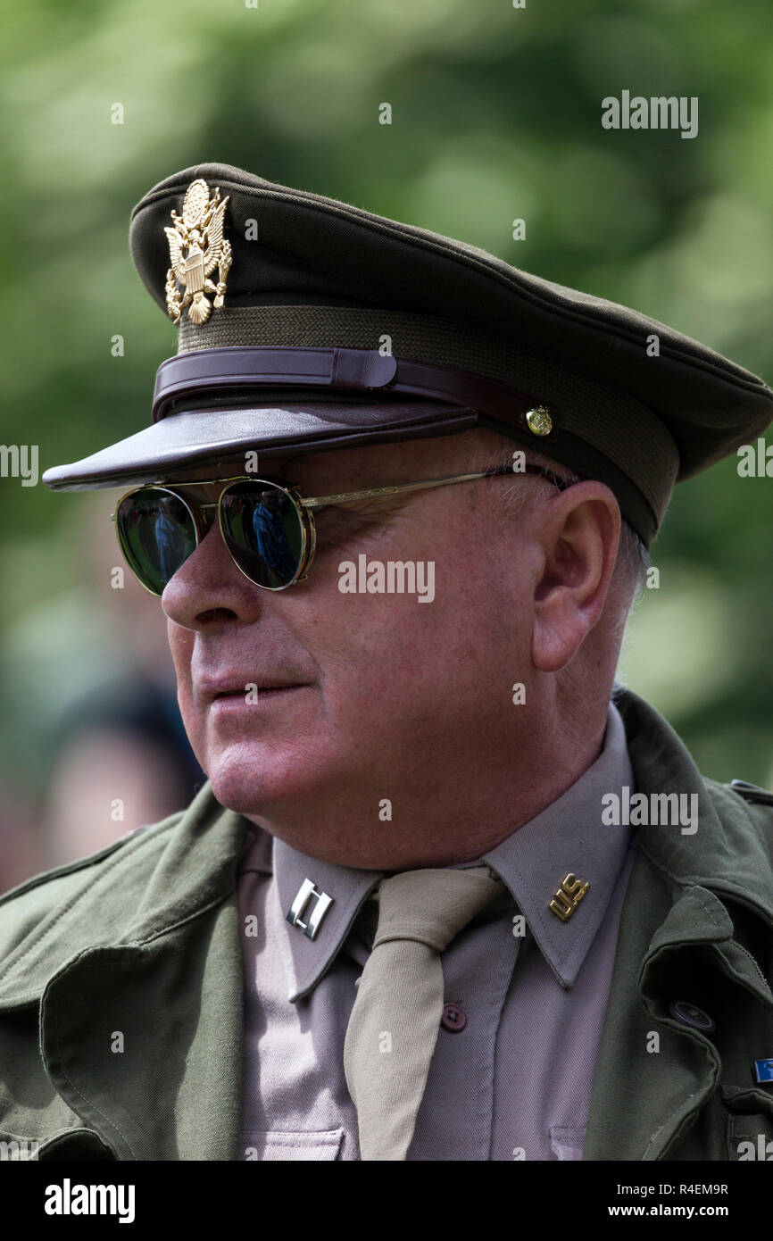 Re-Enactor militare indossa un noi Captain's uniforme, Barnard Castle, 1940's Weekend 2018 Foto Stock