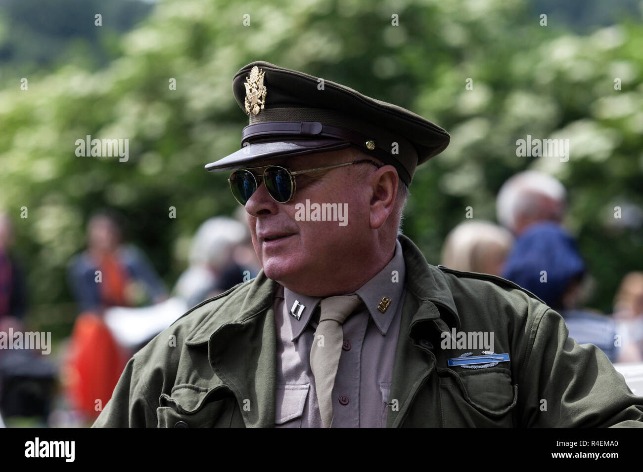 Re-Enactor militare indossa un noi Captain's uniforme, Barnard Castle, 1940's Weekend 2018 Foto Stock