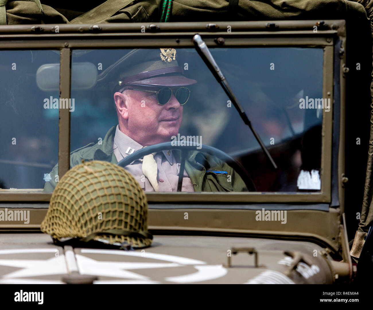 Re-Enactor militare indossa un noi Captain's uniforme, Barnard Castle, 1940's Weekend 2018 Foto Stock