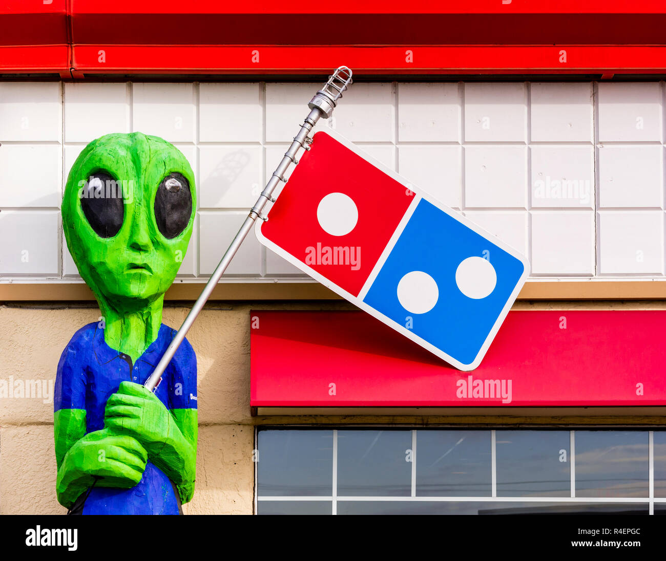 Domino's Pizza, alieni a Roswell nel Nuovo Messico, Stati Uniti d'America tenendo premuto il Domino's Pizza logo Foto Stock