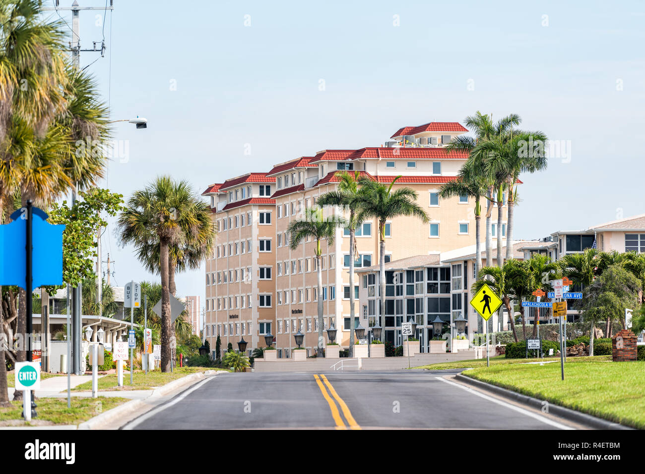 Venezia, Stati Uniti d'America - 29 Aprile 2018: appartamenti vacanze hotel o condomini in piccola pensione Florida beach city, città o villaggio con colorati architec Foto Stock