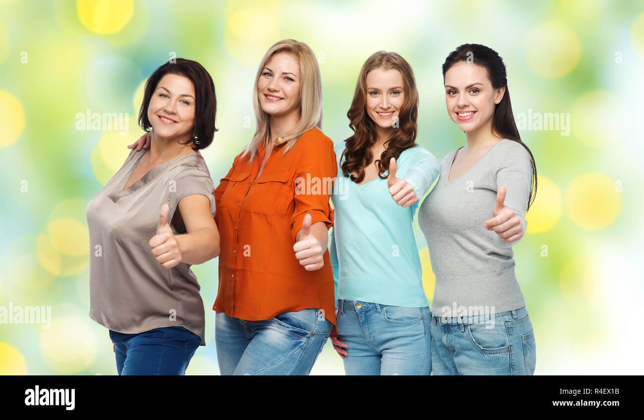 Gruppo di felice diverse donne che mostra pollice in alto Foto Stock