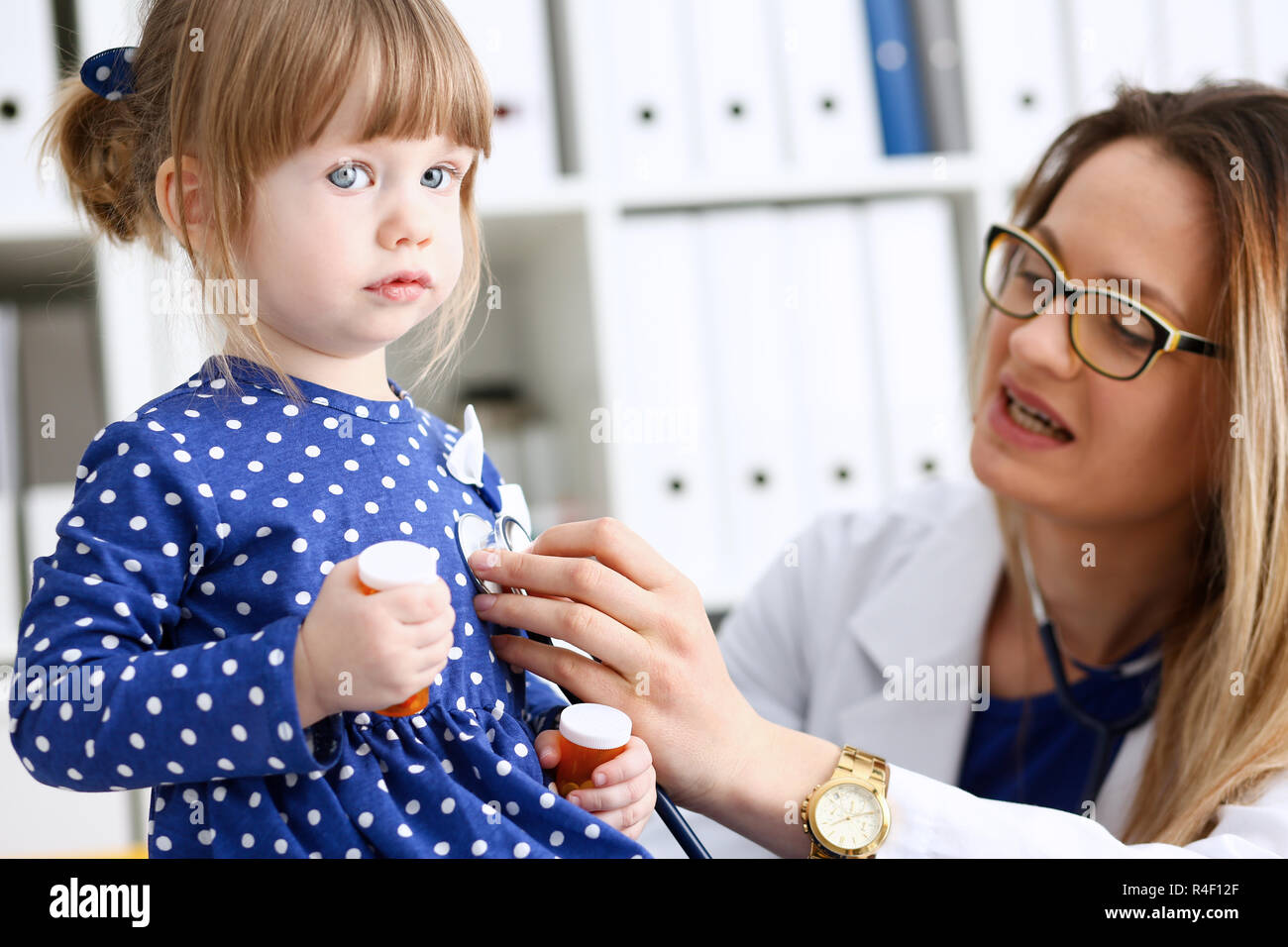 Bambino con uno stetoscopio al medico la reception Foto Stock