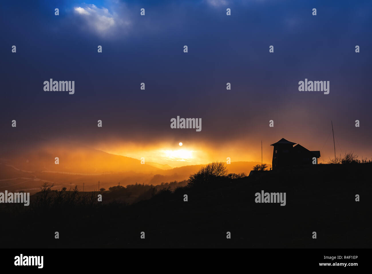 Incredibile bello e colorato tramonto in montagna Foto Stock