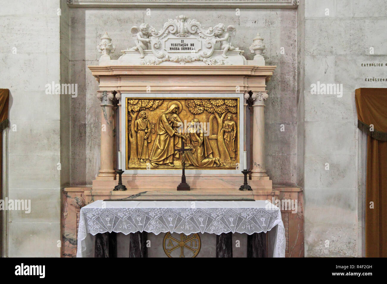 Il bassorilievo della Basilica di Fatima che rappresentano uno dei quattordici misteri del rosario (simile alle stazioni della croce). Questo bassorilievo Foto Stock