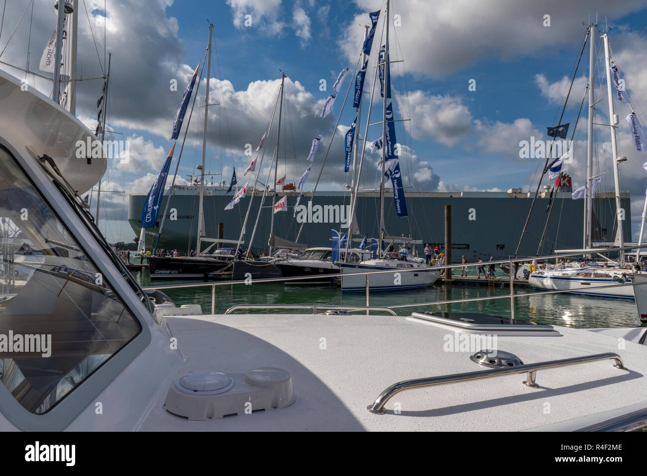 Southampton Boat Show con una grande auto vettore o contenitore nave passando i pontoni e jetty al Mayflower Park, Southampton. Foto Stock
