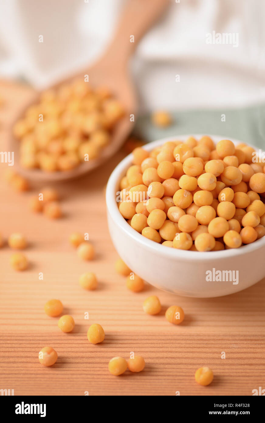 Ciotola di piselli secchi sul tavolo di legno Foto Stock
