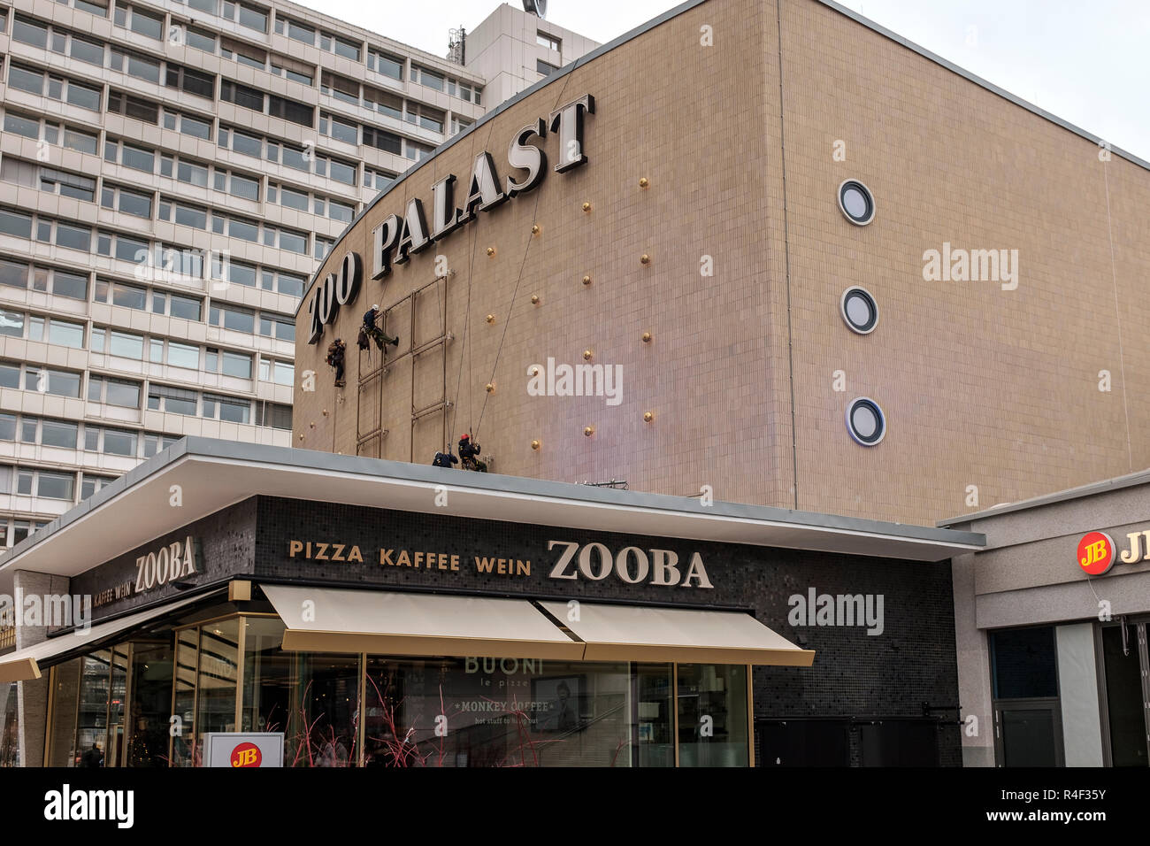 La germania,Berlino Zoo Palast Movie Theater- lavoratori preparando la facciata del cinema per la Berlinale- Internation Festival del Cinema Foto Stock
