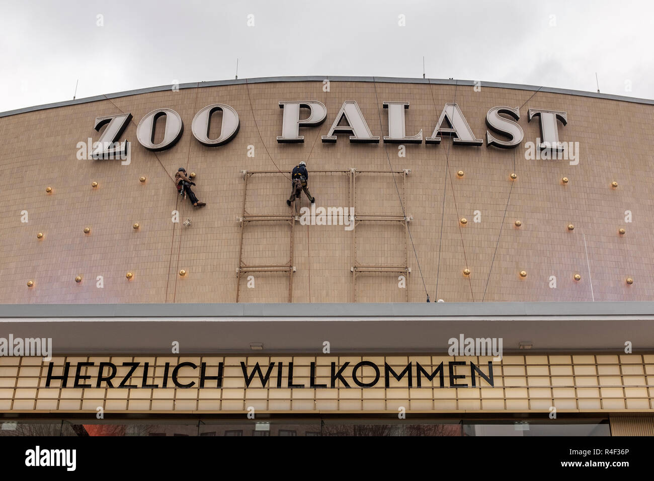 La germania,Berlino Zoo Palast Movie Theater- lavoratori preparando la facciata del cinema per la Berlinale- Internation Festival del Cinema Foto Stock