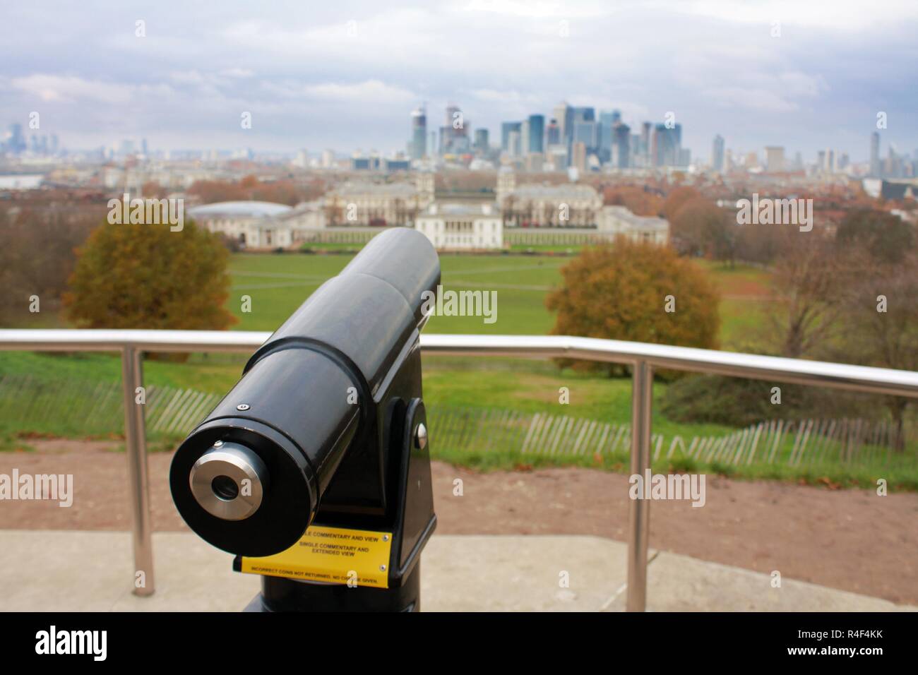 Telescopio godendo la vista migliore di Londra Foto Stock