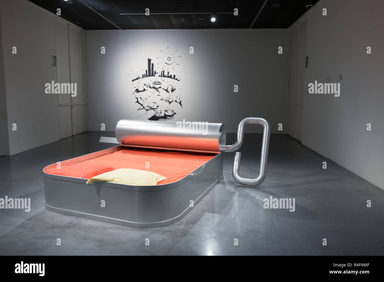 "NY, 06: 00" (1995-2000) e 'appena le ciambelle' (2001) Opere di Franck Scurti visualizzati al Centro Pompidou Museo di Arte Moderna di Malaga in Spagna. Foto Stock