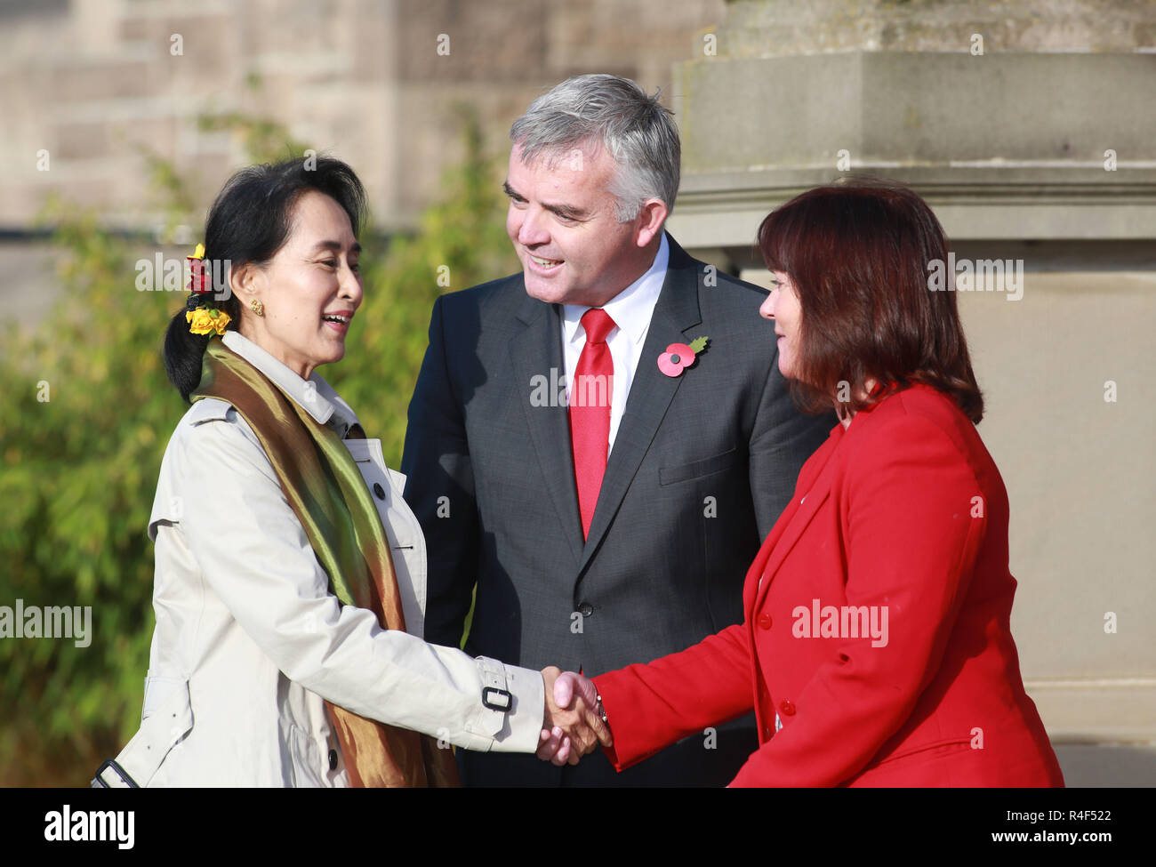 Opposizione birmana leader Aung San Suu Kyi è accolto da ministri Junior, Jonathan Bell e Jennifer McCann dell'Ufficio del Primo ministro e vice primi ministri come è arrivato al castello di Stormont a Belfast, Irlanda del Nord Giovedi, Ottobre 24th, 2013. Suu Kyi è su due settimane di tour europeo che includerà anche si arresta in Italia. Foto/Paolo McErlane Foto Stock