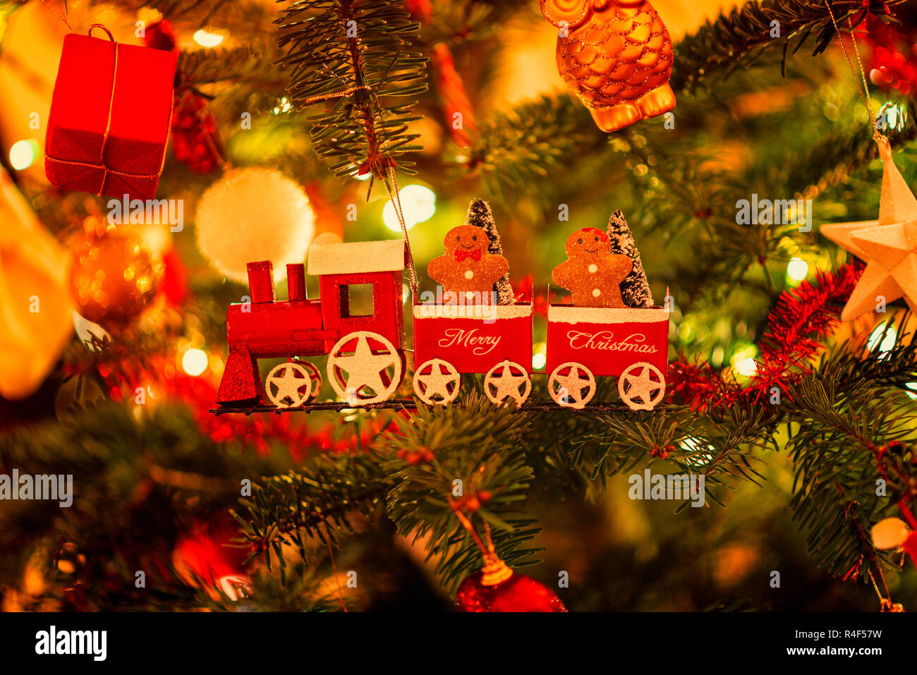 Treno in miniatura con Gingerbread Cookies appeso nella struttura ad albero di Natale Foto Stock