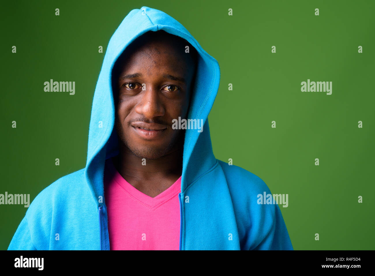 Studio shot del giovane africano contro lo sfondo di colore verde Foto Stock