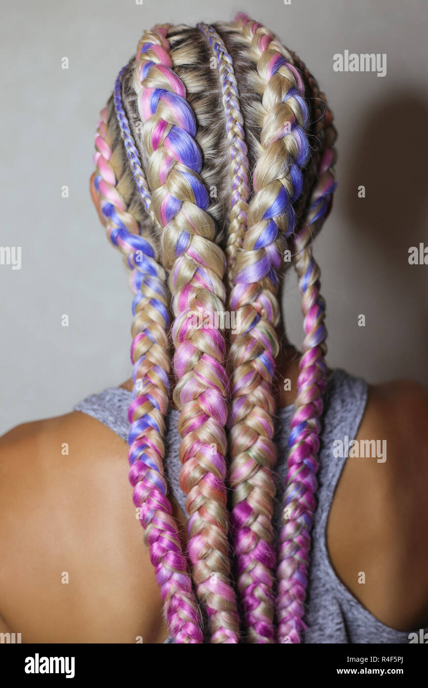 Trecce capelli colorati, sullo sfondo di acconciatura, bellezza Foto stock  - Alamy