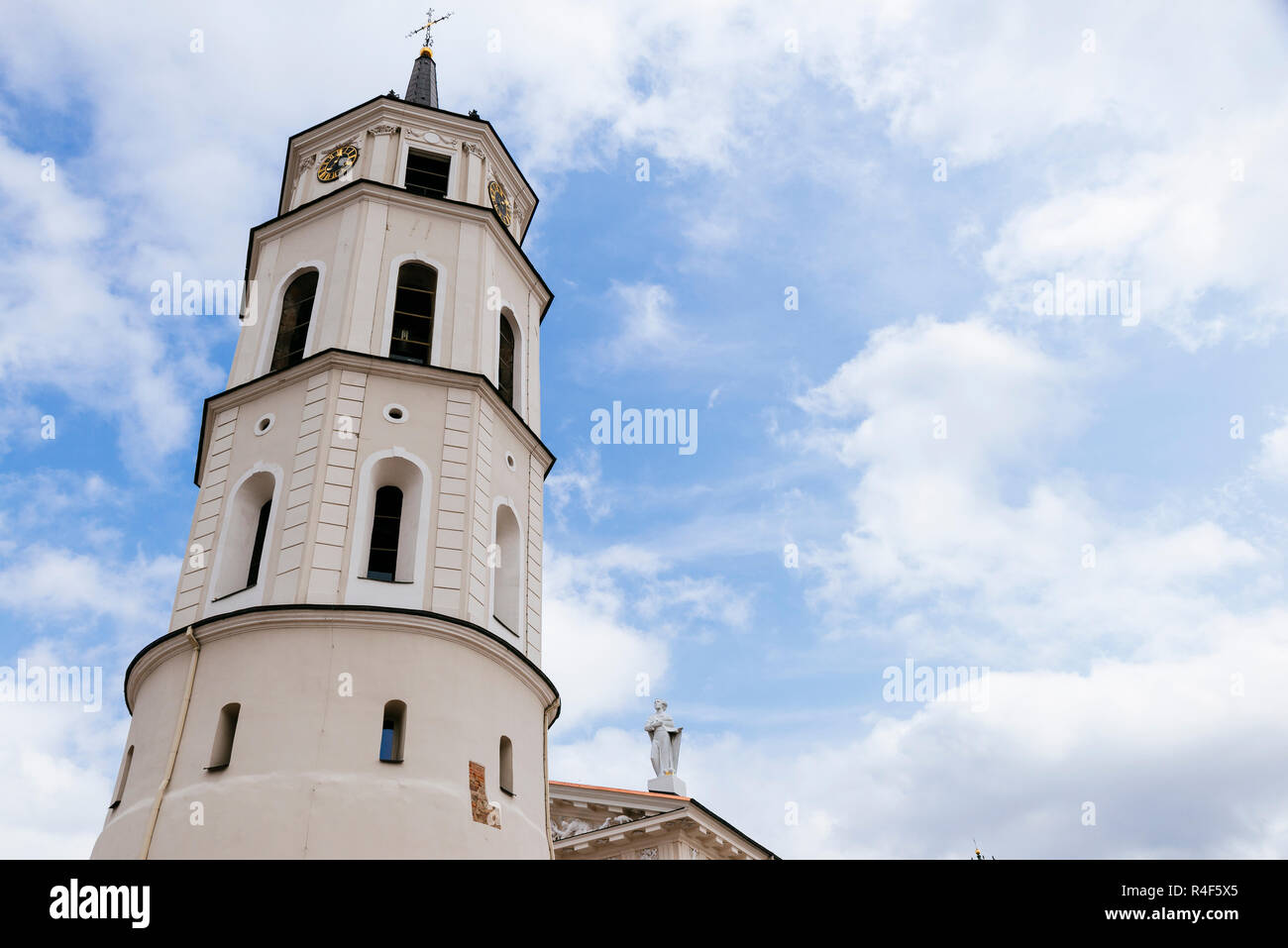 Il campanile della cattedrale. Basilica Cattedrale di San Stanislao e San Ladislao di Vilnius è la principale cattedrale cattolica romana di Lituania.Vilnius Foto Stock