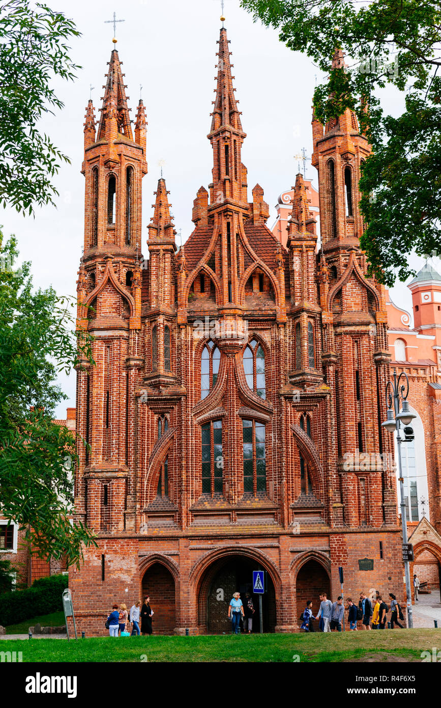 La facciata della chiesa di Sant'Anna è una chiesa cattolica romana nella città vecchia di Vilnius. Si tratta di un prominente esempio sia di gotico fiammeggiante e in mattoni in stile gotico Foto Stock