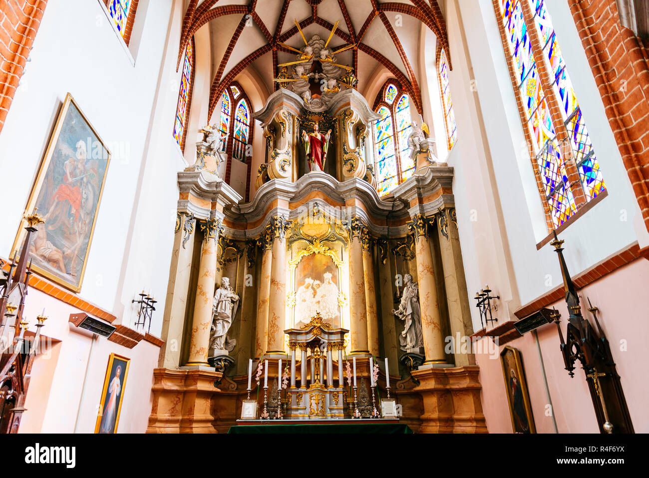 Navata centrale e altare maggiore, Chiesa di Sant'Anna è una chiesa cattolica romana nella città vecchia di Vilnius. Si tratta di un prominente esempio sia di gotico fiammeggiante e mattone G Foto Stock