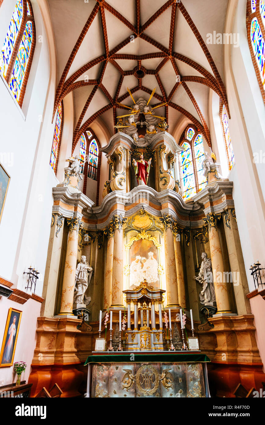 Altare Maggiore, Chiesa di Sant'Anna è una chiesa cattolica romana nella città vecchia di Vilnius. Si tratta di un prominente esempio sia di gotico fiammeggiante e gotica in mattoni sty Foto Stock