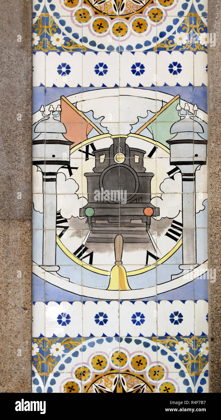 Pannello di piastrelle smaltate - azulejos - dall'inizio del ventesimo secolo costante nella stazione ferroviaria di S. Bento a Porto, Portogallo, che rappresenta una macchina a vapore Foto Stock
