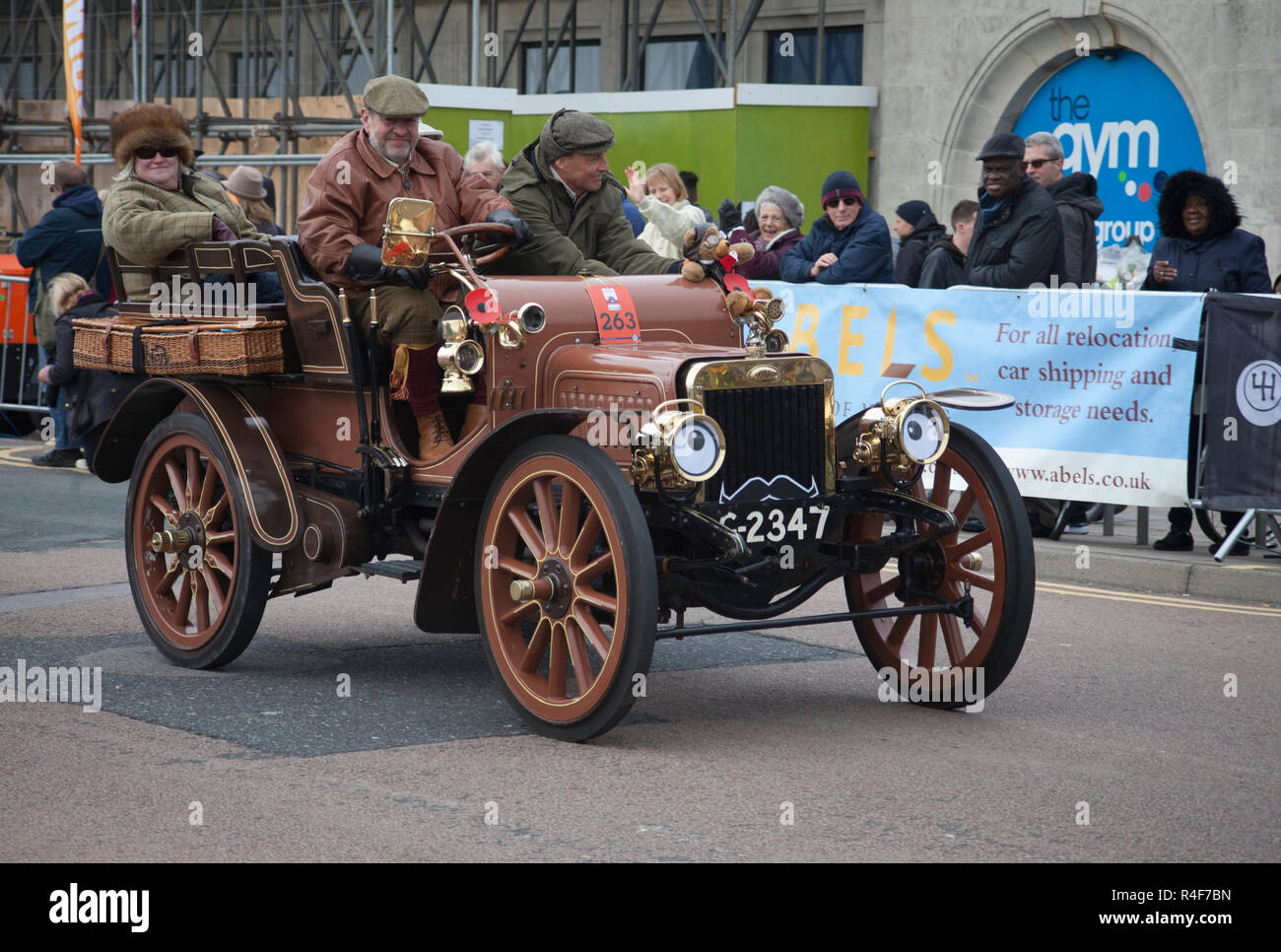 Concorrente vicino alla linea di finitura Madeira Drive su Londra a Brighton Veteran Car run 4 Novembre 2018 Foto Stock