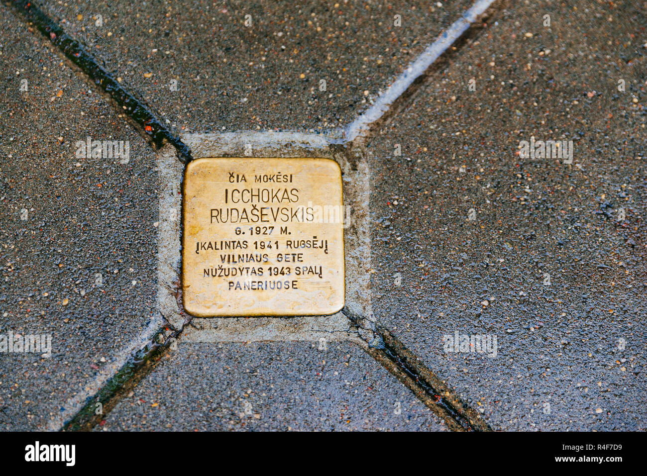 Placcato in rame 'Memorial placche' inglobati nella pavimentazione della città vecchia di Vilnius per commemorare la memoria dei residenti della città che è caduto victi Foto Stock