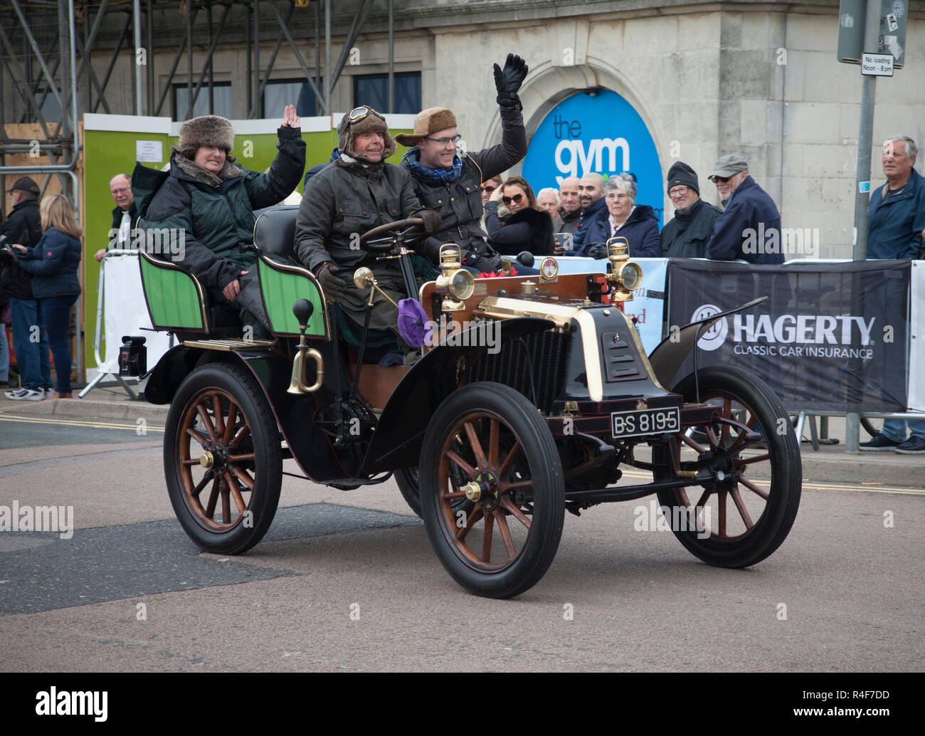 Concorrente vicino alla linea di finitura Madeira Drive su Londra a Brighton Veteran Car run 4 Novembre 2018 Foto Stock