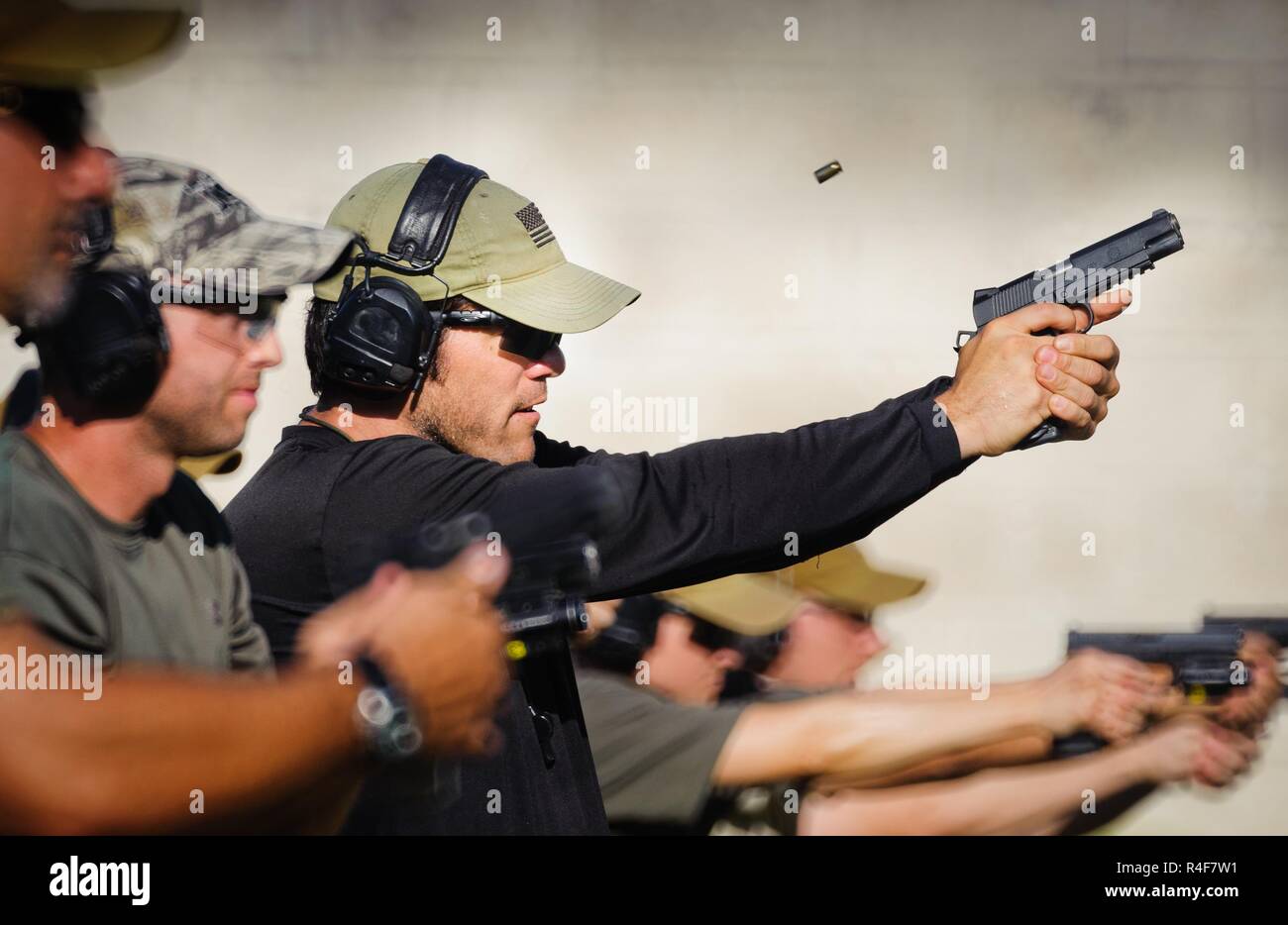 Gli agenti FBI pratica armi da fuoco formazione sulla pistola FBI gamma. Foto Stock