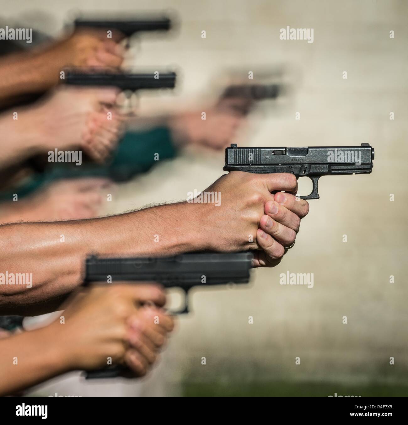 Una chiusura del semi automatico per pistole armi durante la formazione su una gamma di pistola. Foto Stock