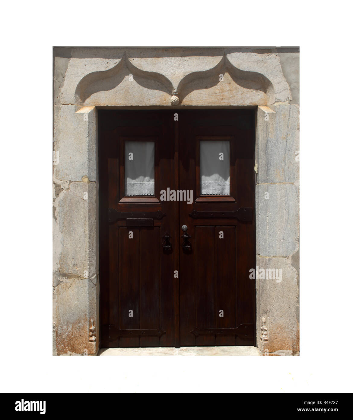 - Gotico manuelino porta e telaio in marmo nel centro storico di Alvito. Distretto di Beja, Alentejo in Portogallo. Isolato su bianco. Foto Stock