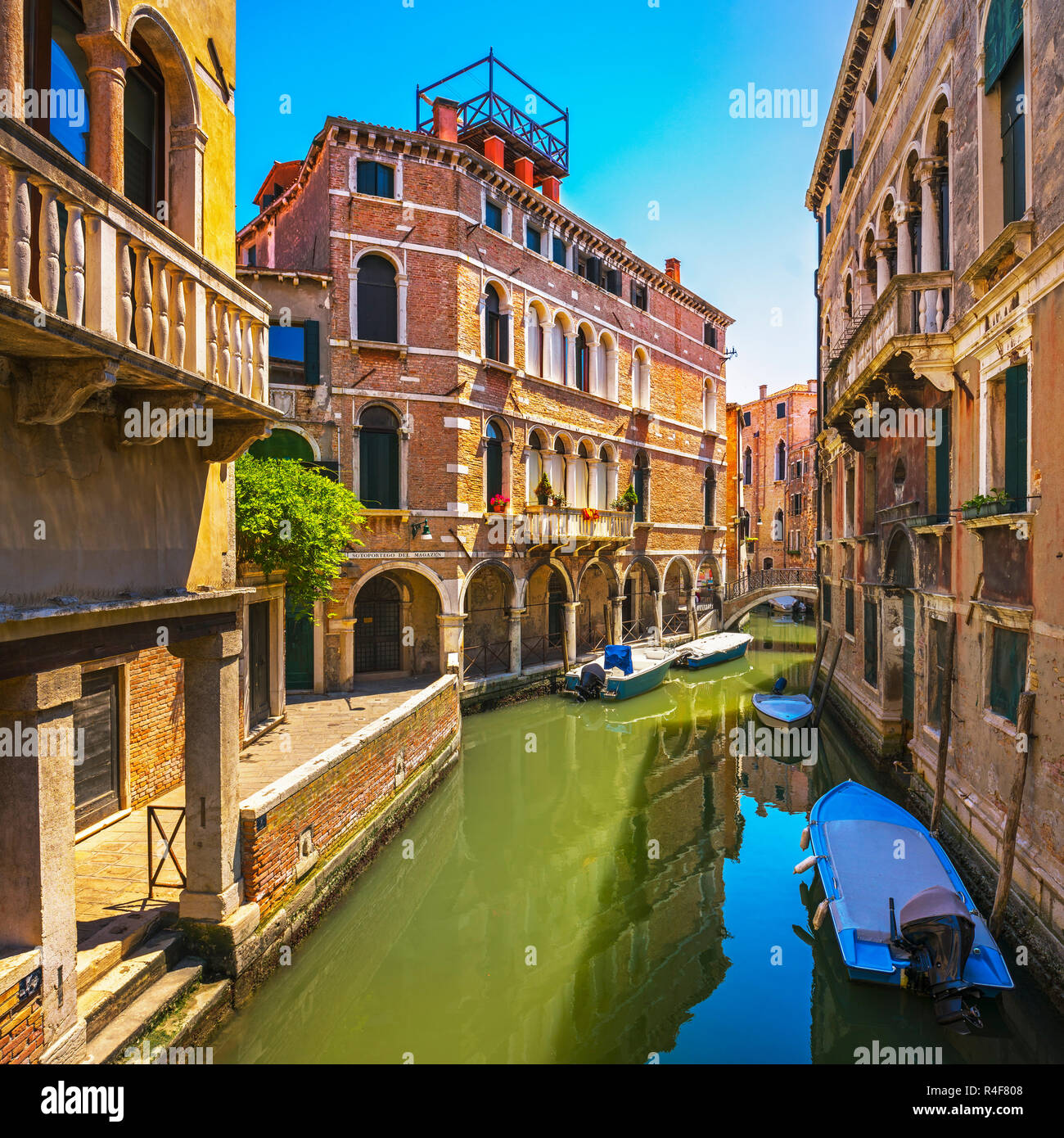 Venezia cityscape, acqua canal, bridge e edifici tradizionali. L'Italia, l'Europa. Foto Stock