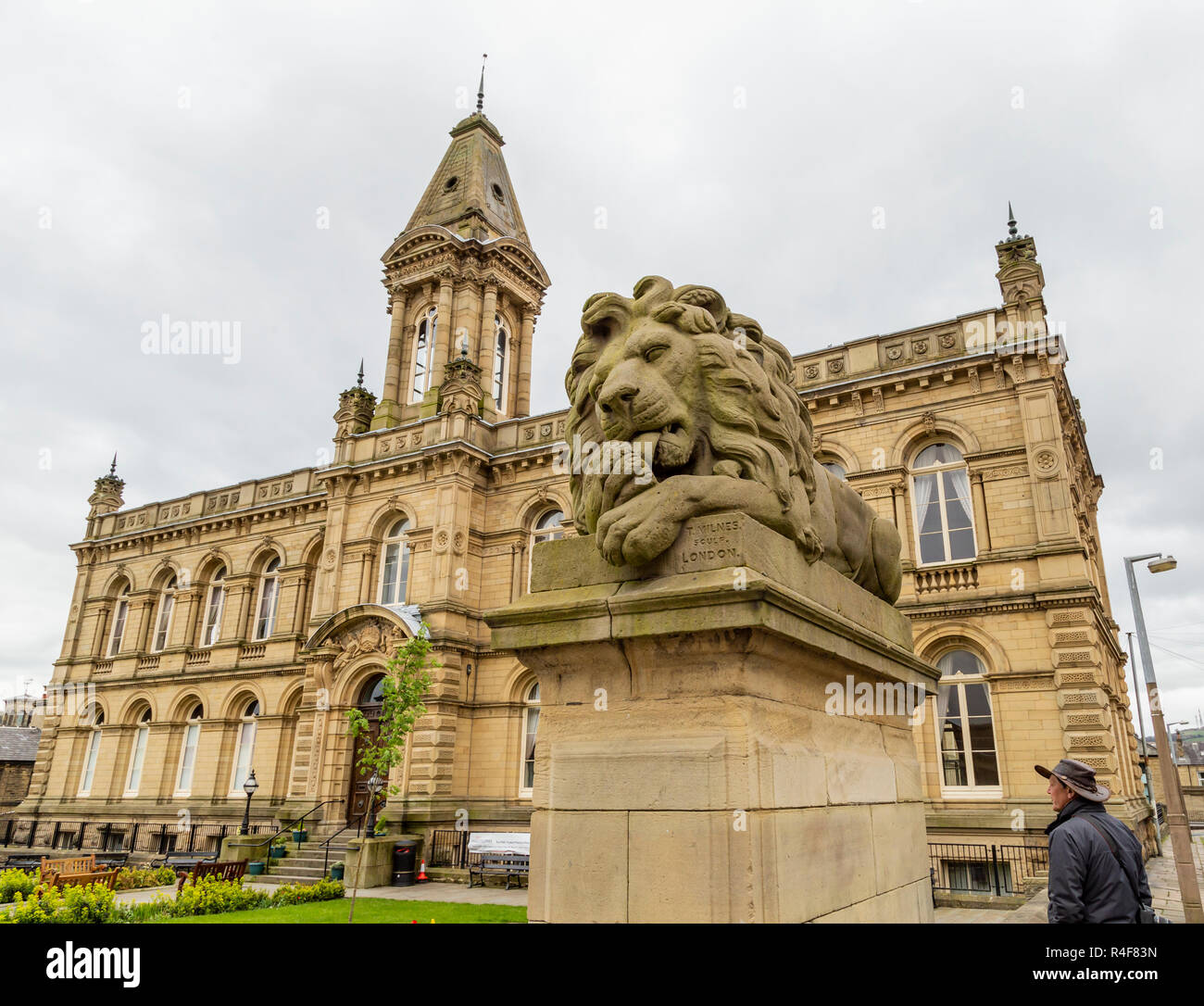 Uno dei leoni di Saltaire fuori Victoria Hall di Saltaire, Yorkshire. Ci sono quattro sculture di Lion, questo rappresenta la pace. Foto Stock