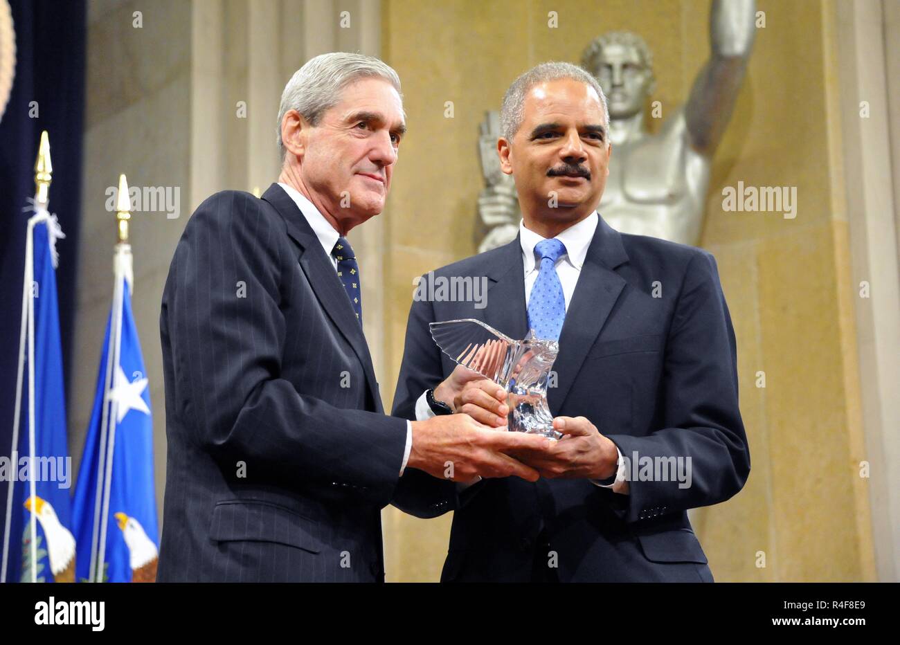 Procura speciale in Russia e di indagine ex direttore dell'FBI Robert Mueller sta con il procuratore generale Eric Holder durante l'amministrazione Obama anni. Foto Stock