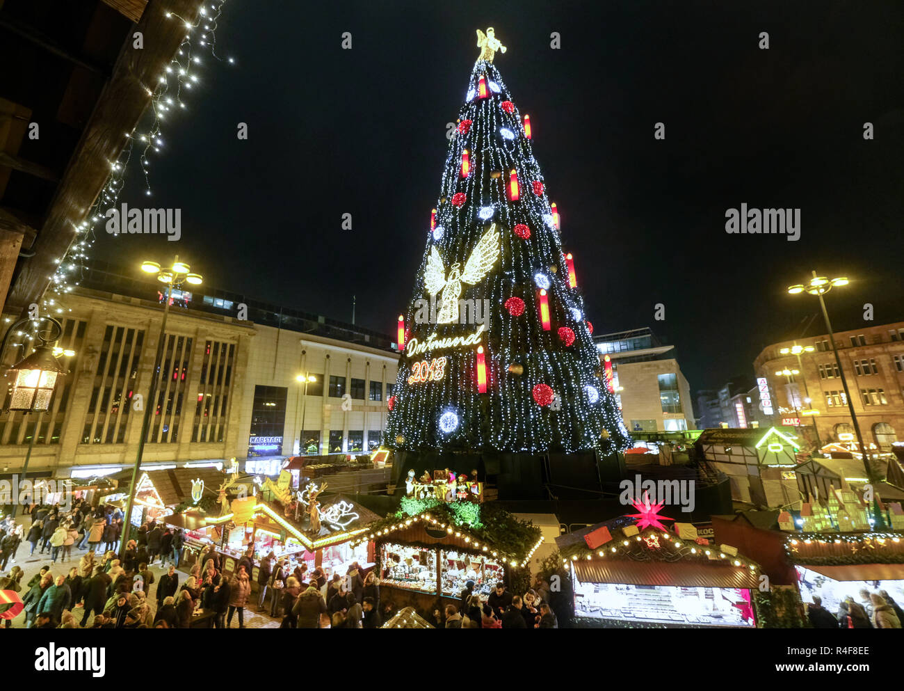 Il più grande albero di Natale è sul mercato di Natale di Dortmund in Germania. 45 metri di altezza, costruita di 1700 abeti, 40.000 luci LED, grandi candele rosse e decorate con angeli. Foto Stock