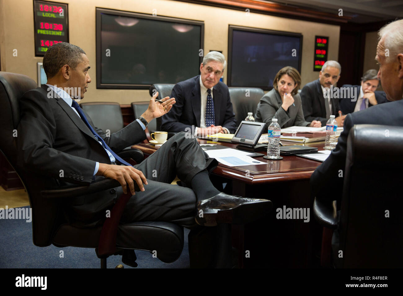 Il presidente Barack Obama incontra i membri del suo team di sicurezza nazionale per discutere gli sviluppi in Boston bombardamenti inchiesta, nella situazione di stanza della casa bianca, 19 aprile 2013. Nella foto, da sinistra, sono: Direttore dell'FBI Robert Mueller; Lisa Monaco, assistente del presidente per la sicurezza nazionale e la lotta contro il terrorismo; Procuratore generale Eric Holder; Vice National Security Advisor Tony Blinken; e Vice Presidente Joe Biden. (Official White House Photo by Pete Souza) Foto Stock