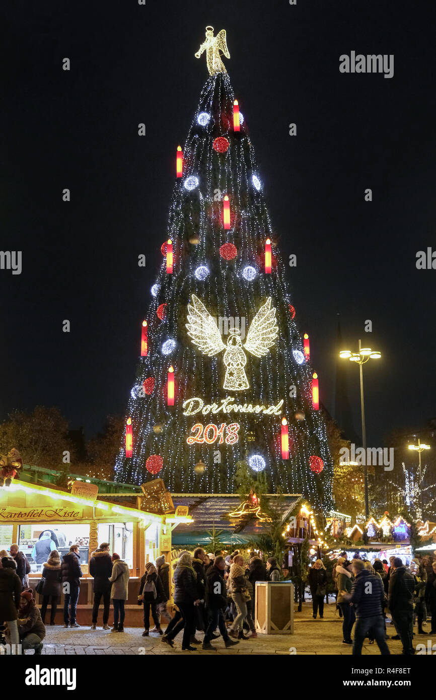 Il più grande albero di Natale è sul mercato di Natale di Dortmund in Germania. 45 metri di altezza, costruita di 1700 abeti, 40.000 luci LED, grandi candele rosse e decorate con angeli. Foto Stock