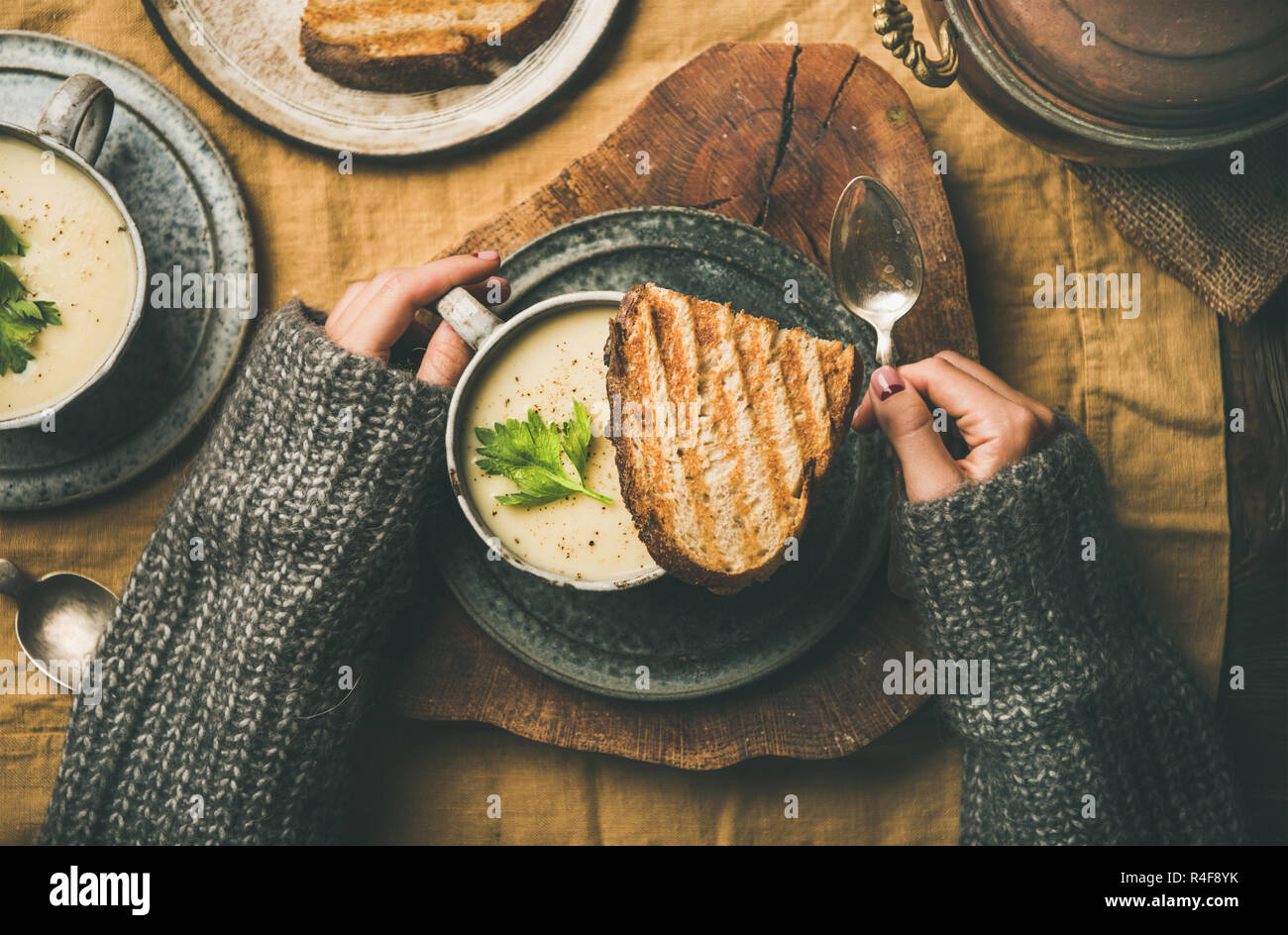 In autunno o inverno cena con sedano minestra in crema in tazze Foto Stock