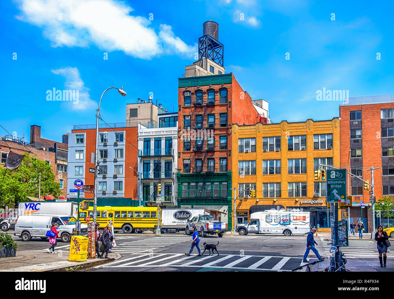 La città di New York, USA, maggio 2018, scena urbana a Bowery & Bleecker Street, nell'East Village di Manhattan Foto Stock