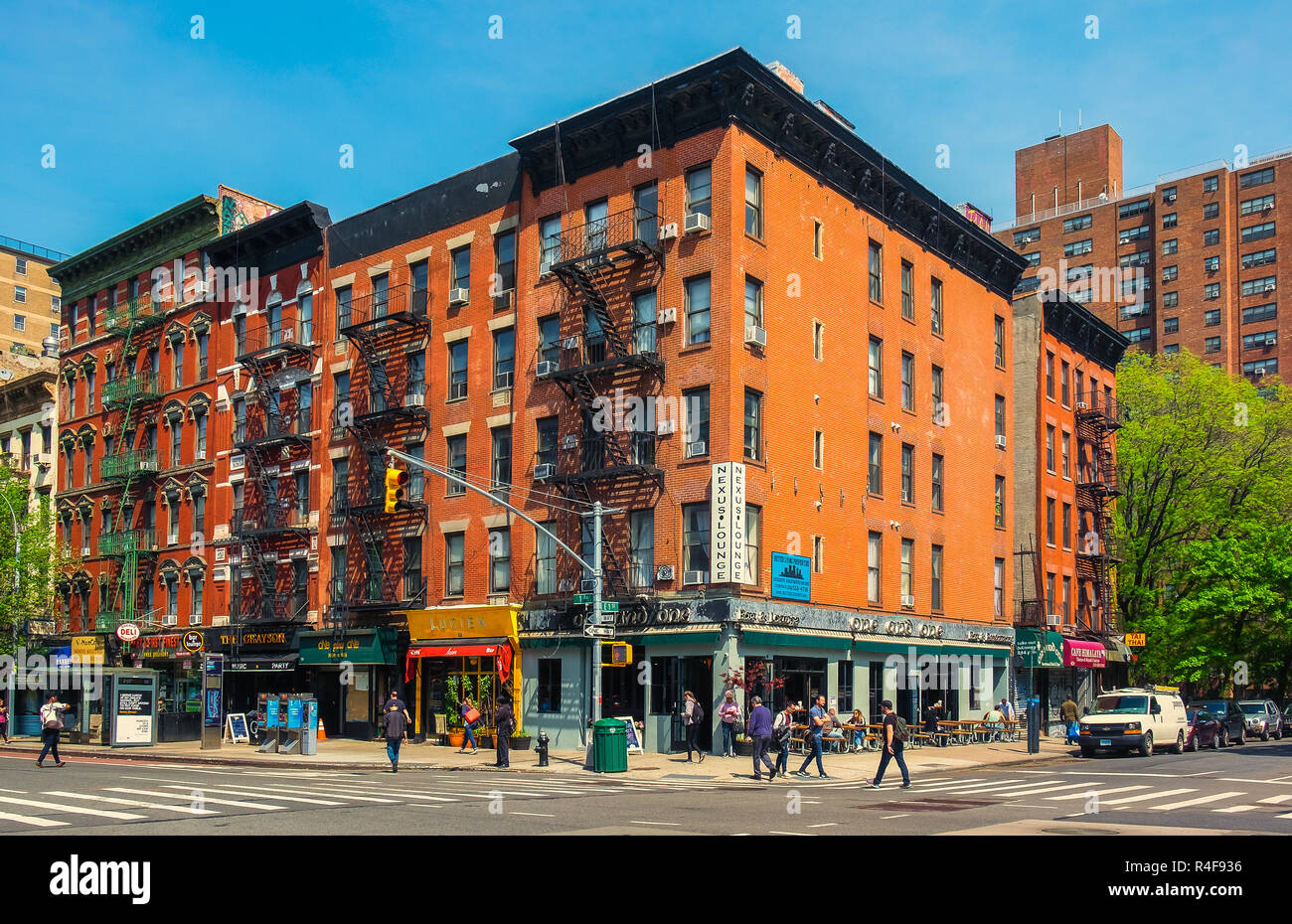 La città di New York, USA, maggio 2018, scena urbana all'angolo del primo Avenue e la prima strada nell'East Village di Manhattan, Foto Stock