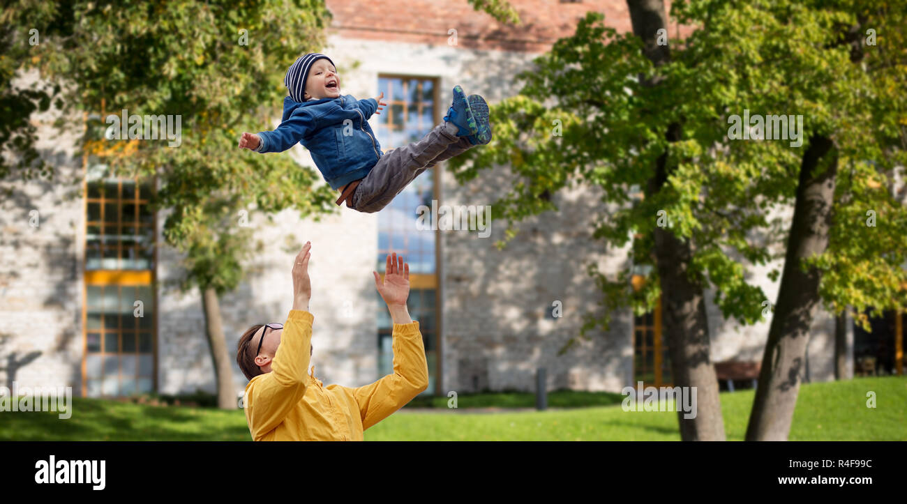 Padre con figlio giocare e divertirsi in esterno Foto Stock