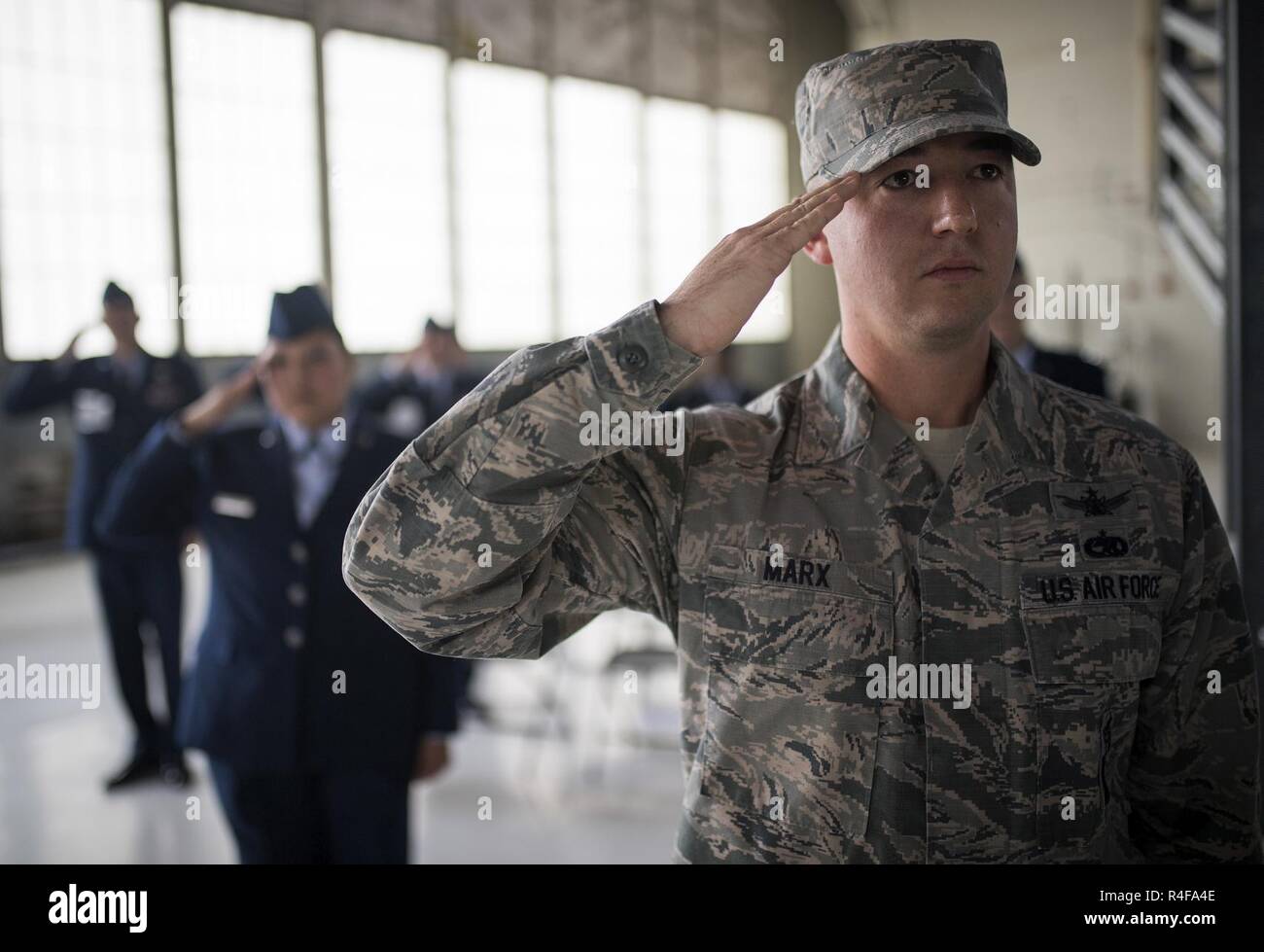 Tech. Sgt. William Marx, XXI Operations Support Squadron, saluta come la Air Force Space Command modifica del comando cerimonia inizia, 25 ottobre 2016 presso la Base Aerea Peterson, Colo. gen. John Raymond, precedentemente il Vice Capo del personale per le operazioni, sede Air Force, ha assunto la carica di AFSPC durante la cerimonia. Foto Stock