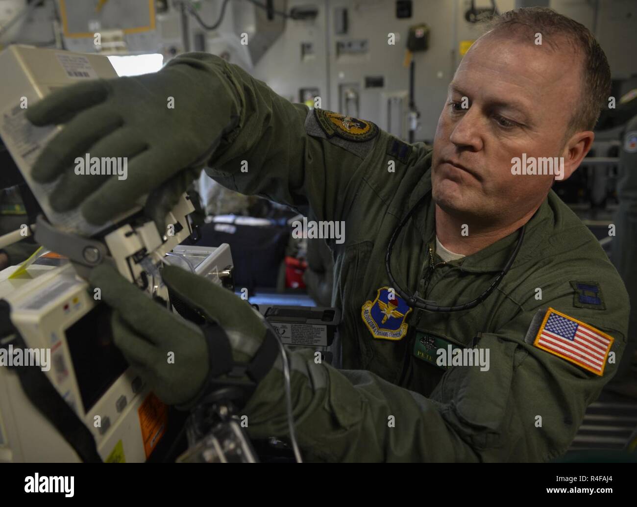 Stati Uniti Air Force Capt. Pete Traylor, 81st gruppo medico infermiere di volo, controlla una unità di terapia intensiva a Gulfport Combat Readiness Training Center, Miss., durante lo sciopero del Sud 17, 25 ottobre 2016. SSTK 17 è una forza totale, multi-service training esercizio ospitato dal Mississippi Air National Guard la Combat Readiness Training Center di Gulfport, Miss., da ott. 24 attraverso nov. 4, 2016. L'esercizio enfatizza la aria-aria, aria-terra e forze per le operazioni speciali opportunità di formazione. Questi eventi sono integrati in complesse e ostile scenari asimmetrico con azioni da gr specializzati Foto Stock