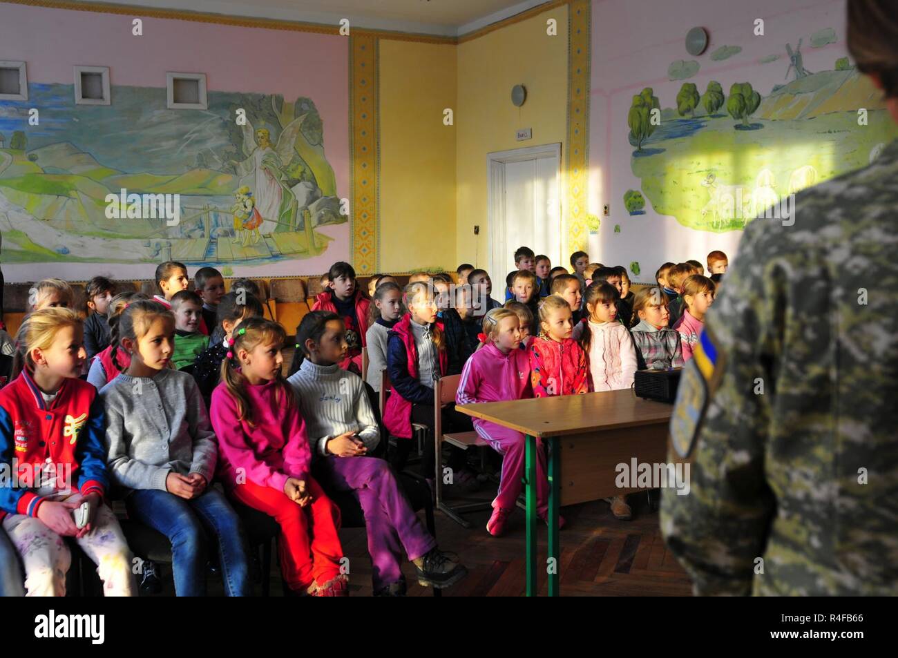 YOVRIV, Ucraina-- Lt. Mariya Smolinska, dall'Ucraina il mantenimento della pace internazionale e Centro sicurezza istruisce gli studenti presso la scuola Maheriv durante una miniera di rischio programma di educazione. Il programma è combinato con un corso di sensibilizzazione sanitaria corso ed educa i figli nelle città che circonda l'IPSC sul rischio di munizioni inesplose. Il programma è parte di JMTG-U i propri sforzi per aumentare la consapevolezza e mitigare il rischio e cancellare le aree di formazione di UXO. (Esercito foto di Capt. Scott Kuhn) Foto Stock