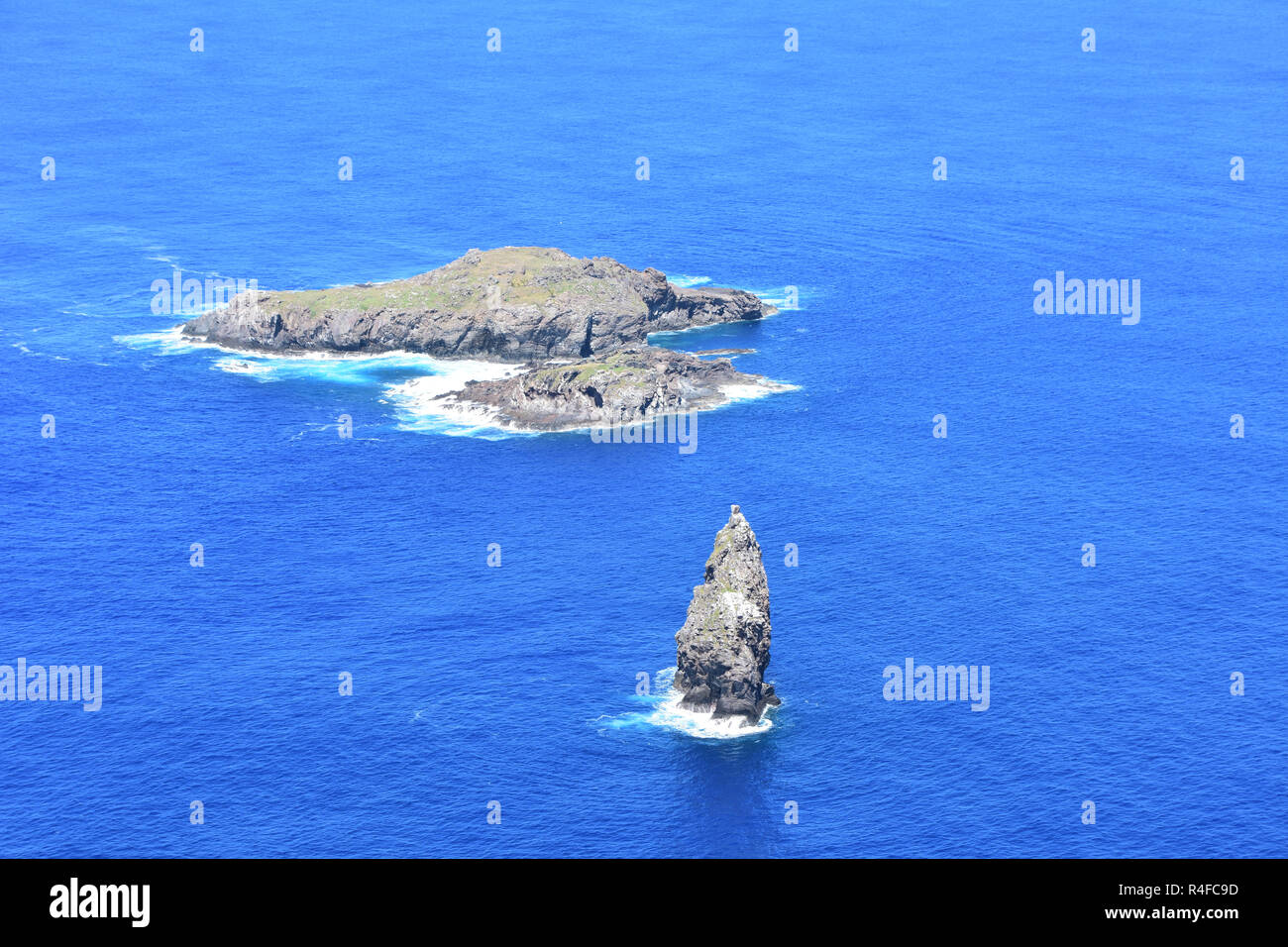 Moto Nui (distanza) e Motu Iti (in primo piano) siti di culto Birdman concorrenza come visto da Orongo, Isola di Pasqua Foto Stock
