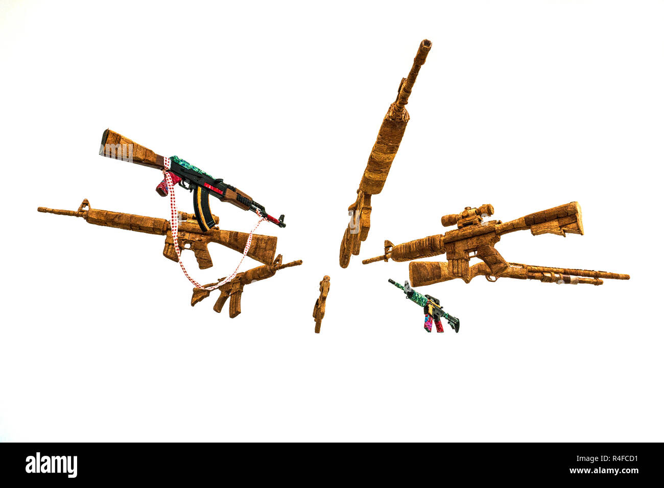 Cerchio di Fake AK Kalashnikov fucili di assalto appeso su sfondo bianco Foto Stock
