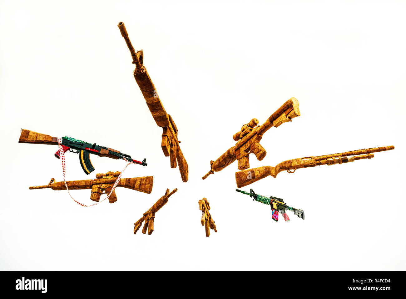 Cerchio di Fake AK Kalashnikov fucili di assalto appeso su sfondo bianco Foto Stock