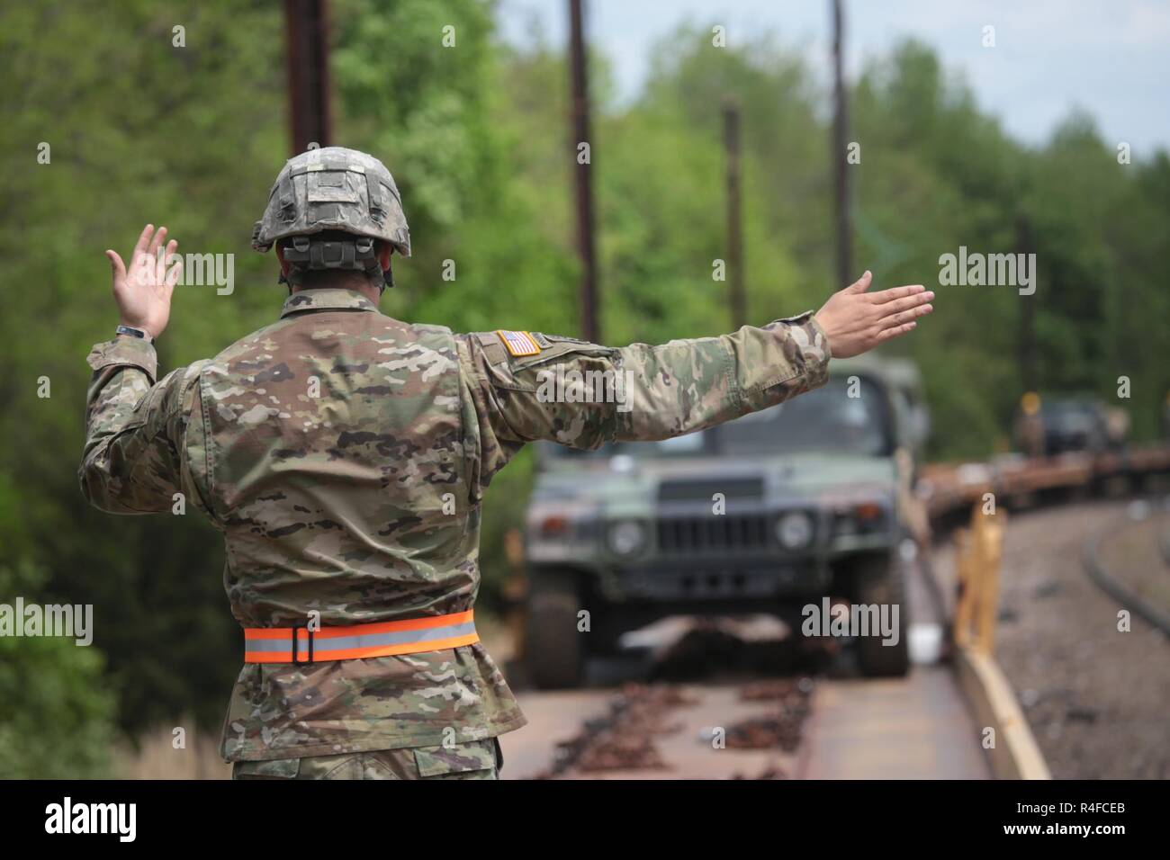 Un U.S. Esercito soldato dell'esercito di Connecticut National Guard dirige un veicolo su un veicolo ferroviario a Morrisville cantiere in Morrisville, Pa., 2 maggio 2017. Più di 700 veicoli e rimorchi sono diretti a Fort Pickett, Virginia, per l'esercito Guardia Nazionale esportabile di combattere la capacità di formazione esercizio 17-01. Foto Stock